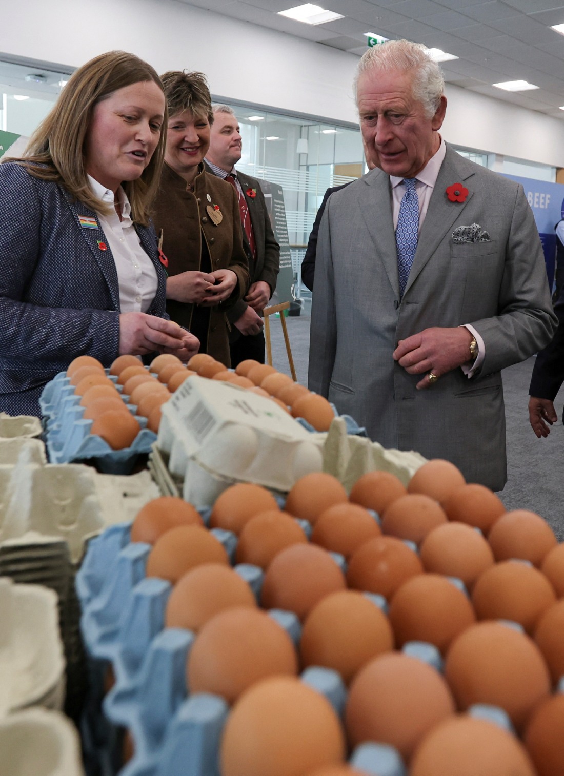 kaltak | York'ta düzenlenen bir etkinlikte Kral Charles ve Kraliçe Camilla'ya yumurta atıldı.