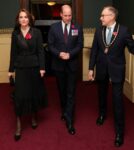şirret | Windsors, KC3'ün saltanatının ilki olan Anma Festivali için çıktı