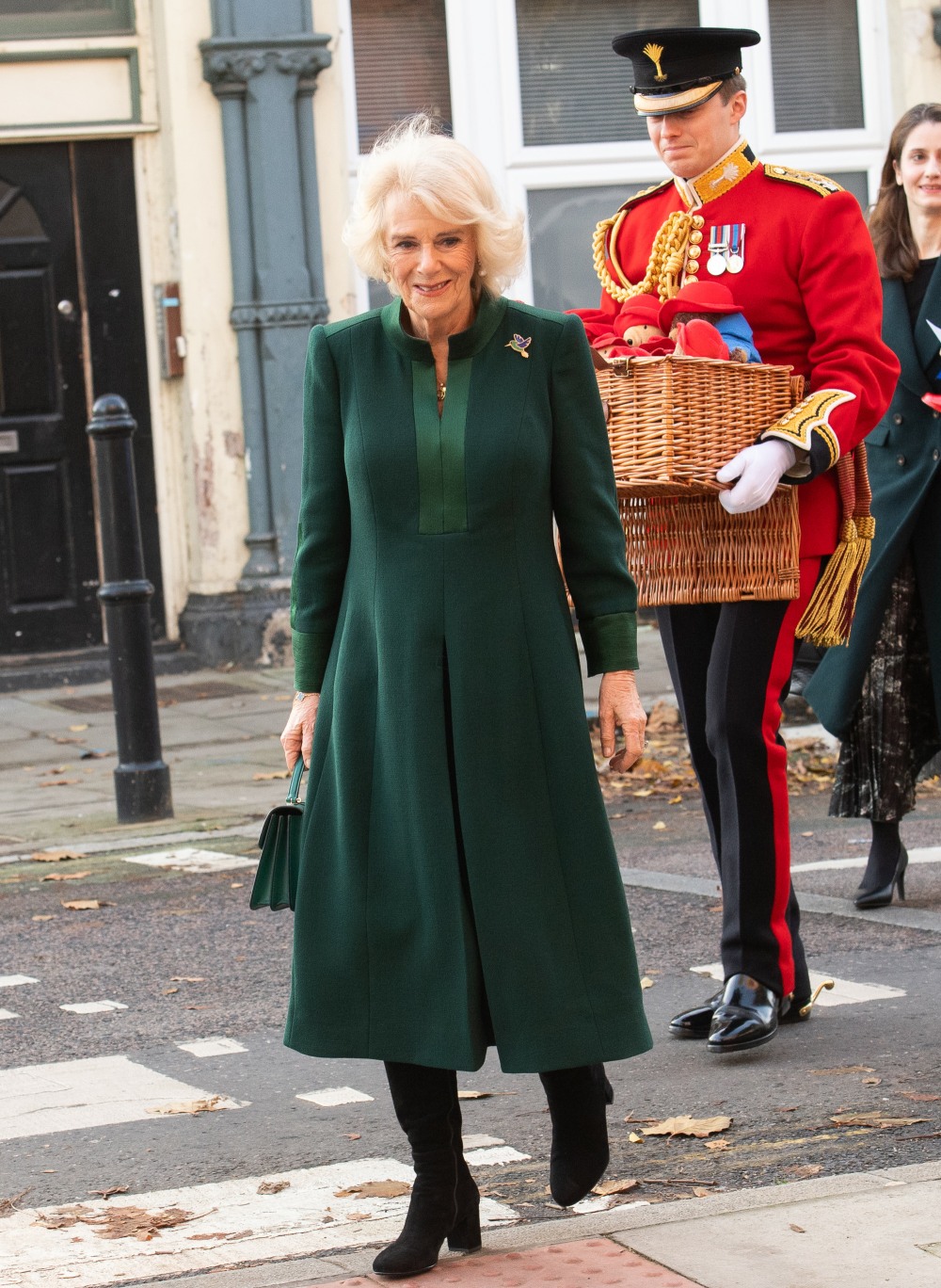 şirret | Kraliçe Camilla beceriksizce Paddington Bears'ı anaokulu çocuklarına dağıttı