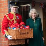şirret | Kraliçe Camilla beceriksizce Paddington Bears'ı anaokulu çocuklarına dağıttı