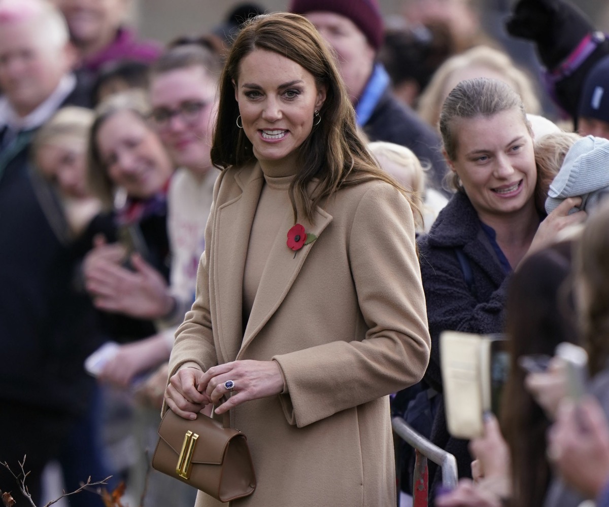 kaltak | Prenses Kate, Scarborough'daki bazı öğleden sonra etkinliklerine bej rengi giydi