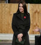kaltak | Prenses Kate, anne ruh sağlığı hakkında sohbet etmek için zeytin rengi bir Hobbs paltoyla dışarı çıktı