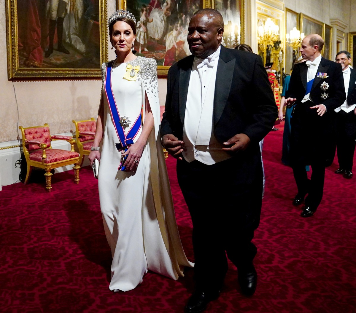 şirret | Prenses Kate, KC3'ün saltanatının ilk eyalet ziyafetinde Jenny Packham'ı giydi