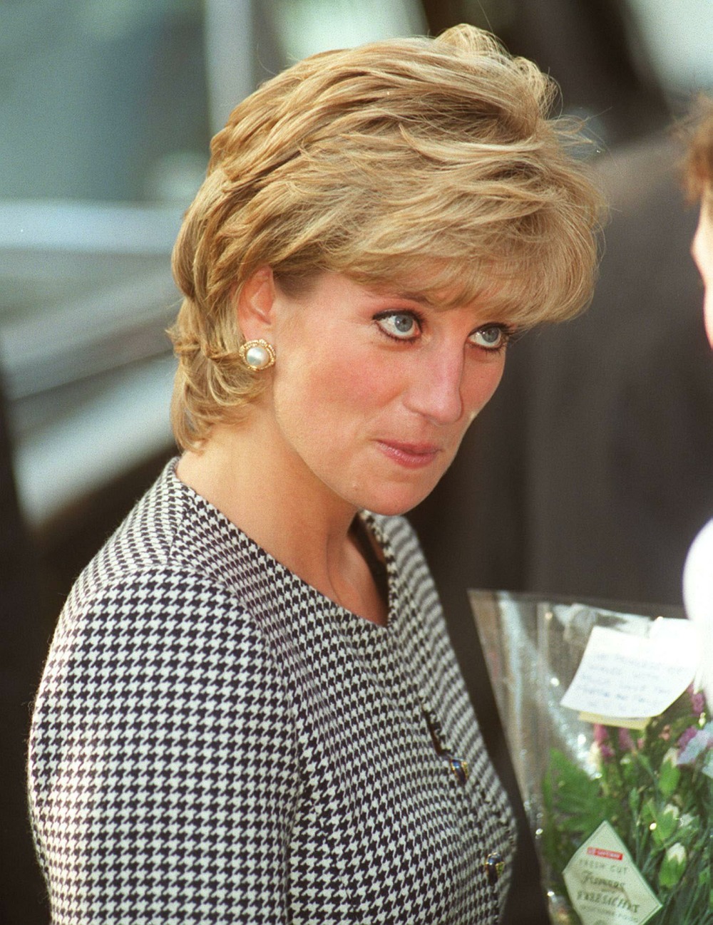 şirret | Kim Kardashian, bir zamanlar Prenses Diana'nın taktığı ametist haçlı bir kolye satın aldı.