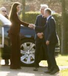 şirret | Prenses Kate, tekerlekli sandalyeli bir ragbi resepsiyonu için bordo bir takım elbise giydi.
