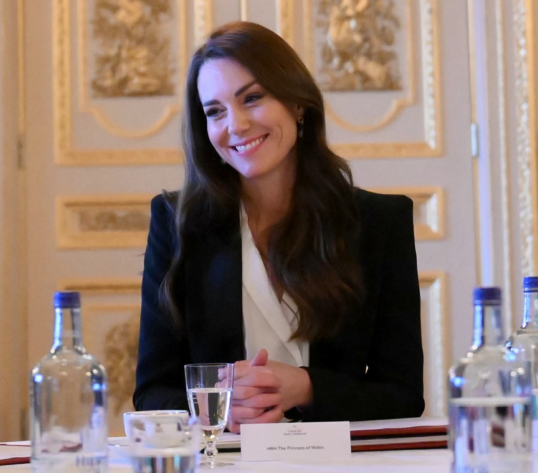 şirret | Prenses Kate, yeni İlk Yıllar 'danışmanları' ile tanışmak için bir McQueen smokin takımı giydi