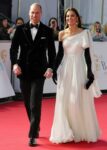 şirret | Prenses Kate, BAFTA'lara siyah opera eldivenleri ve şatafatlı küpeler taktı