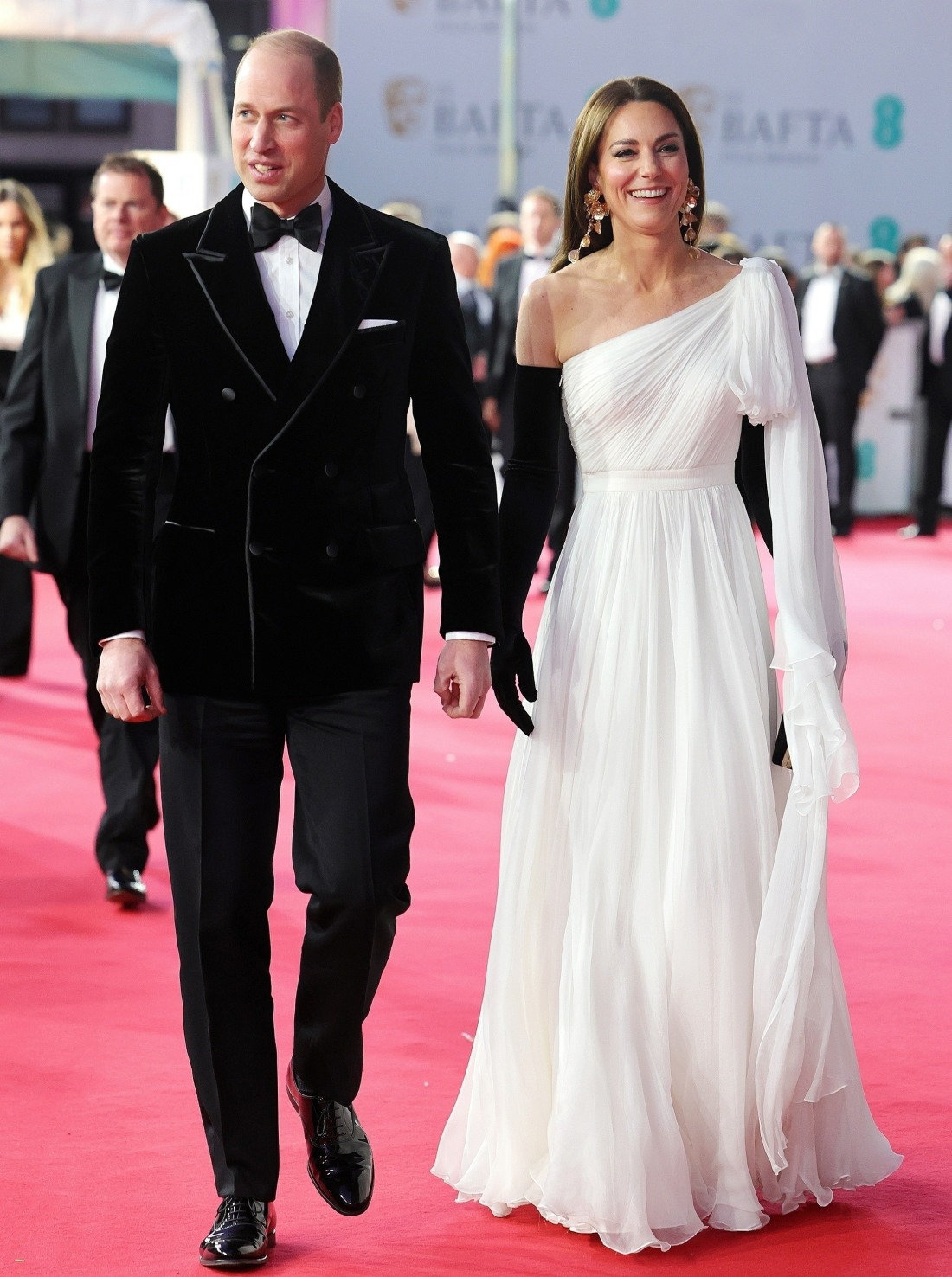 şirret | Prenses Kate, BAFTA'lara siyah opera eldivenleri ve şatafatlı küpeler taktı
