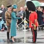 şirret | Prenses Kate, yoncaları dağıtmak için yeni bir Catherine Walker paltosu giydi