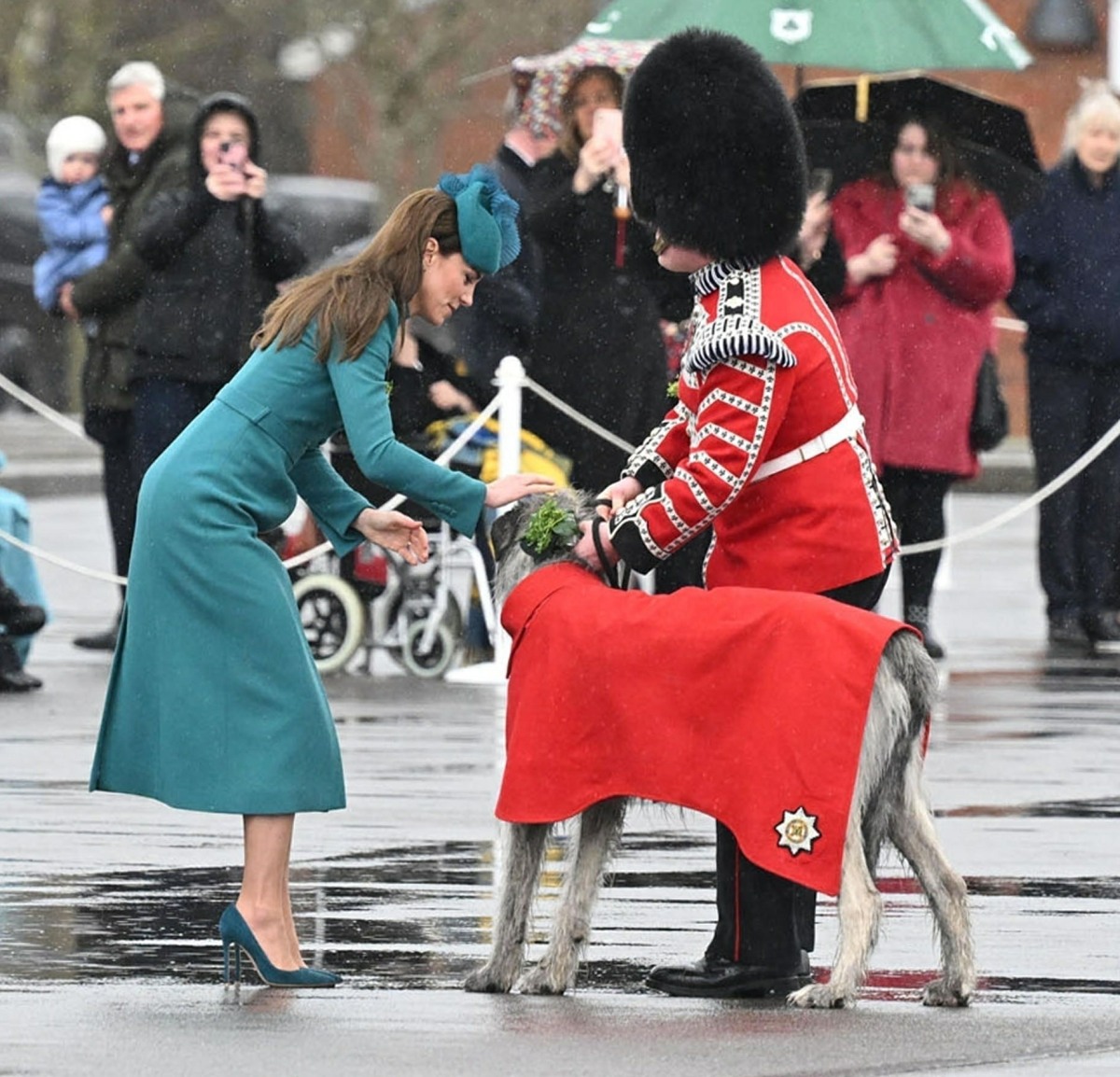 şirret | Prenses Kate, yoncaları dağıtmak için yeni bir Catherine Walker paltosu giydi