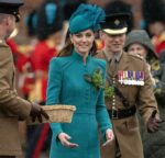 şirret | Albay Kate, William'ın İrlandalı Muhafızların himayesini devralırken bir konuşma yaptı.