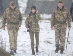 şirret | Prenses Kate, karda İrlandalı Muhafızlar skeçi için 500 sterlinlik bir kıyafet giydi