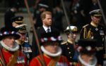 şirret | Prens Harry muhtemelen taç giyme töreninde üniformasını giymesine 'izin verilmeyecek'
