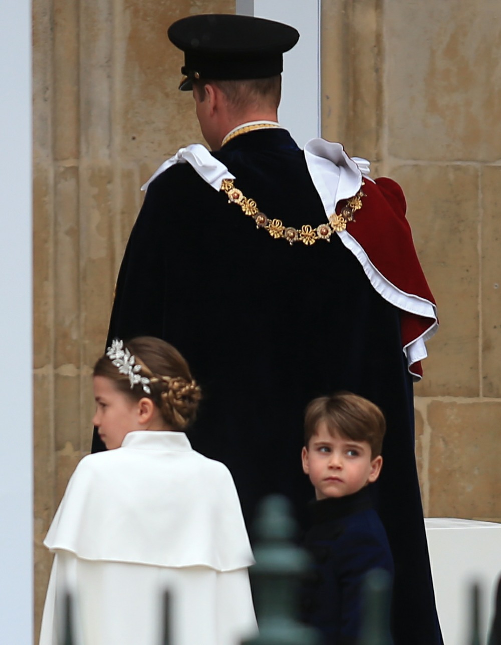 şirret | Prens William ve Kate, ailenin taç giyme törenine geç kalmasından çocukları sorumlu tuttu.