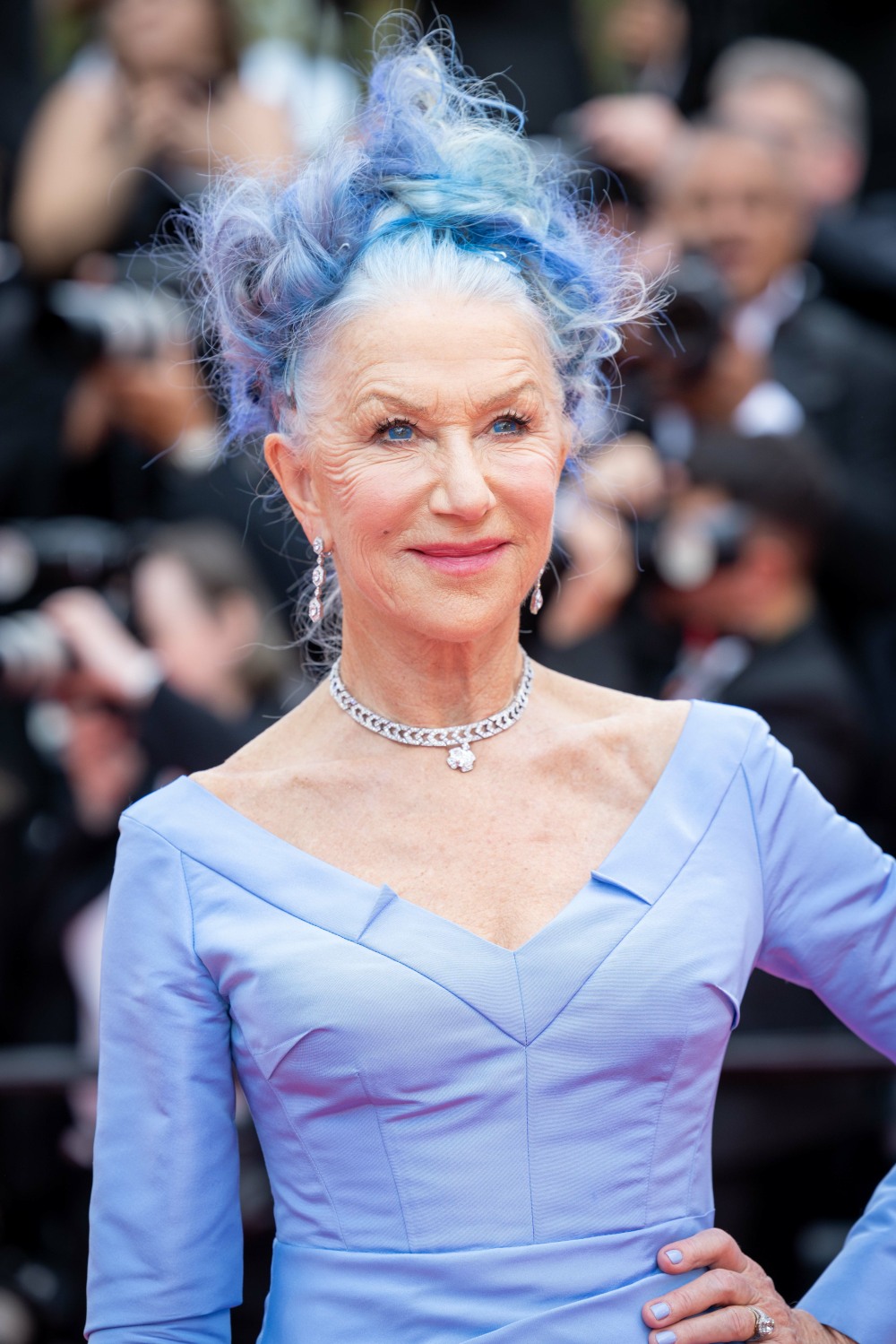 şirret | Helen Mirren, Cannes Açılış Gecesi için Del Core ve mor saç takmıştı: Çarpıcı mı?