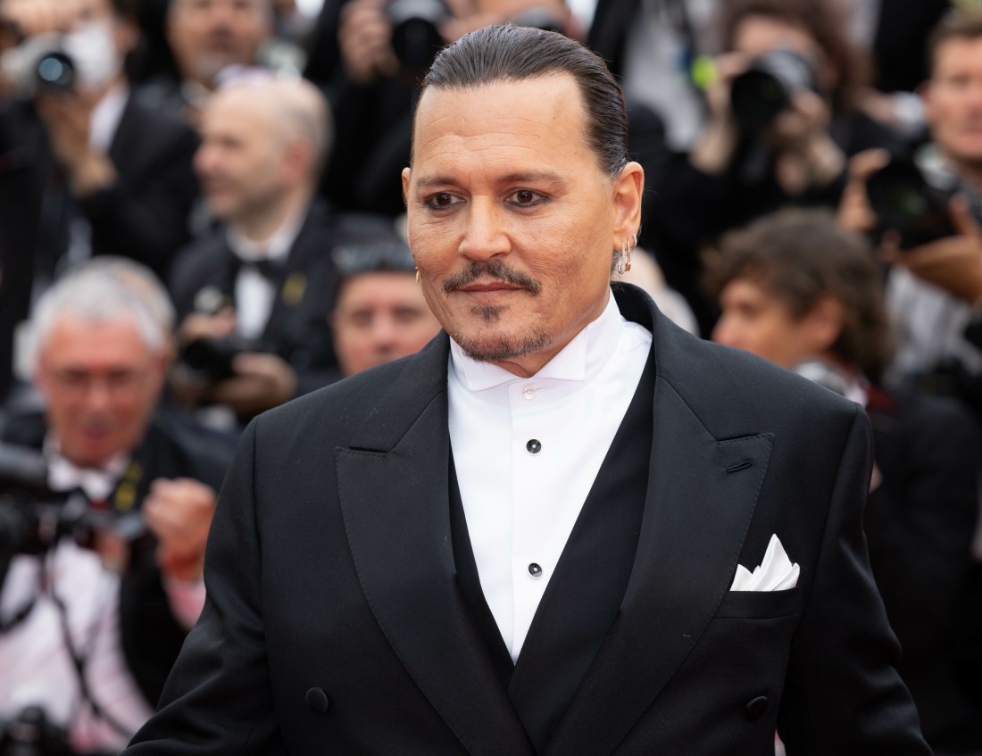 şirret | Johnny Depp, filminin Cannes Film Festivali galasında ayakta alkışlandı.