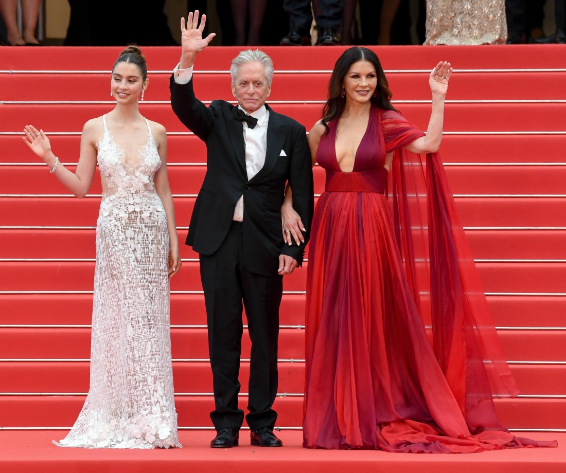 şirret | Helen Mirren, Cannes Açılış Gecesi için Del Core ve mor saç takmıştı: Çarpıcı mı?