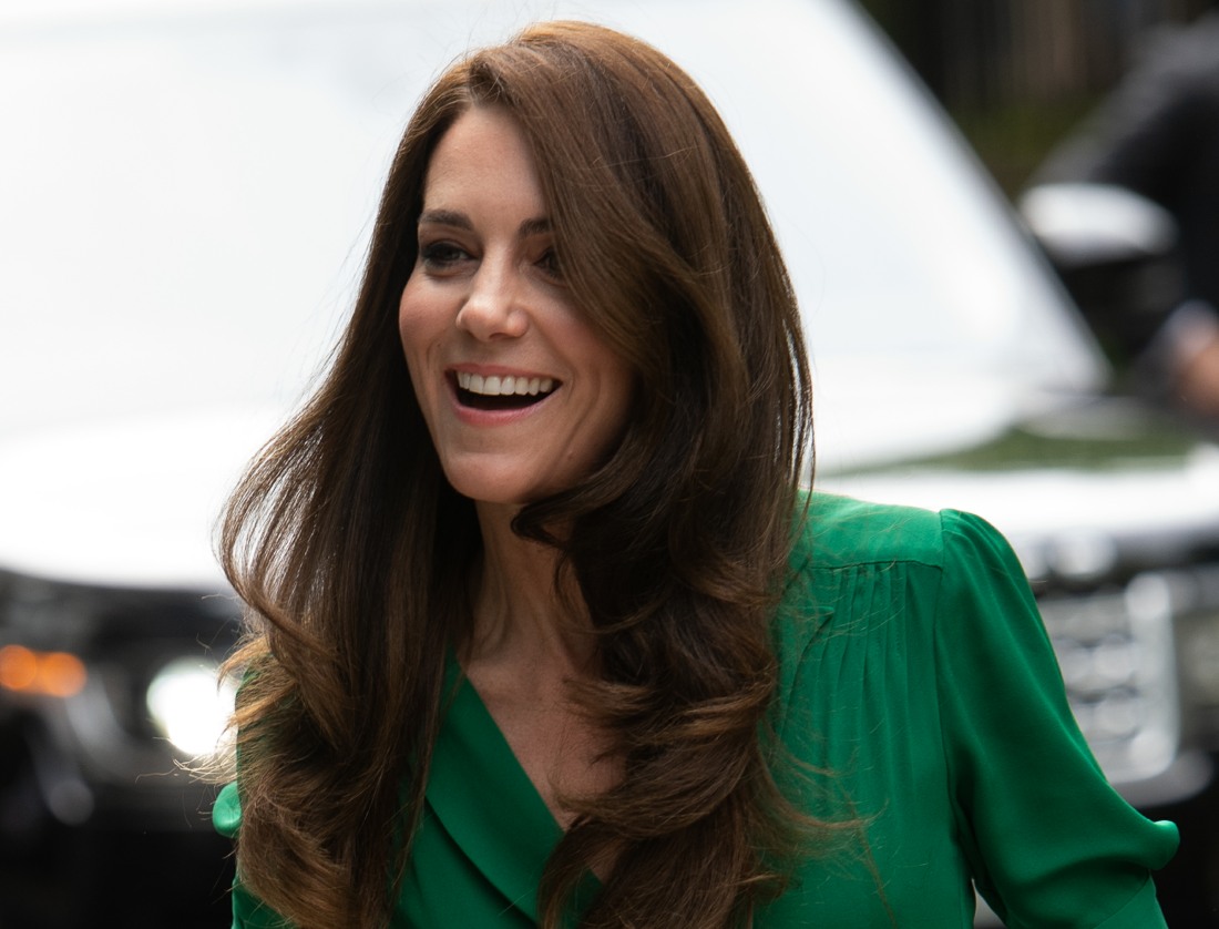 şirret | Prenses Kate, komik bir şaka duymuş gibi Londra'da dışarı çıktı.