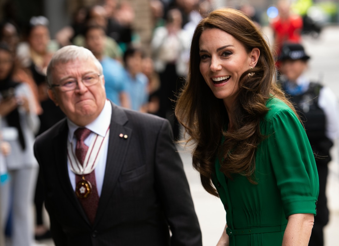 şirret | Prenses Kate, komik bir şaka duymuş gibi Londra'da dışarı çıktı.