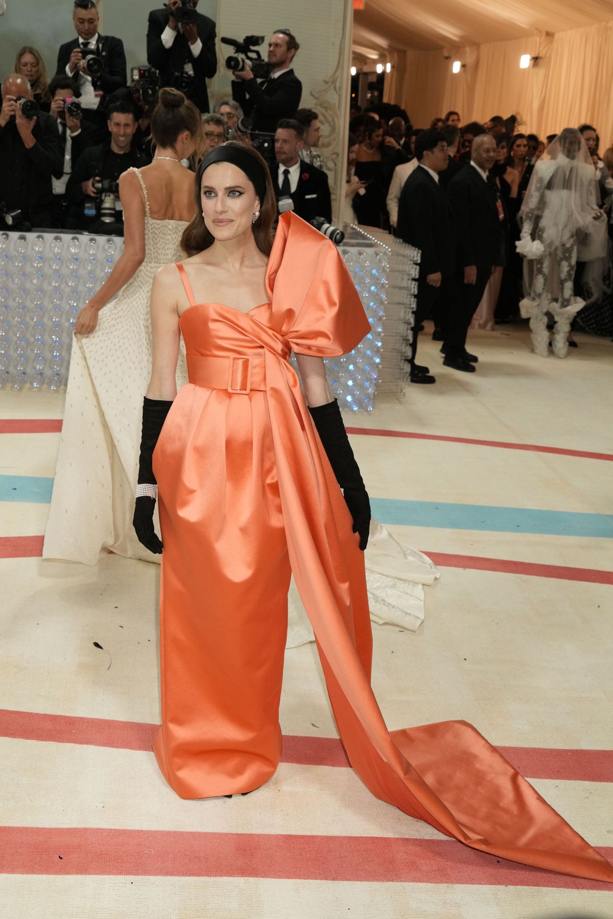 şirret | Met Gala'da 1993 Chanel elbisesiyle Margot Robbie: güzel ve abartısız