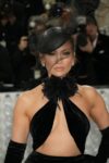 şirret | Jennifer Lopez, 2023 Met Gala'da Ralph Lauren'i giydi: trajik mi yoksa ateşli mi?