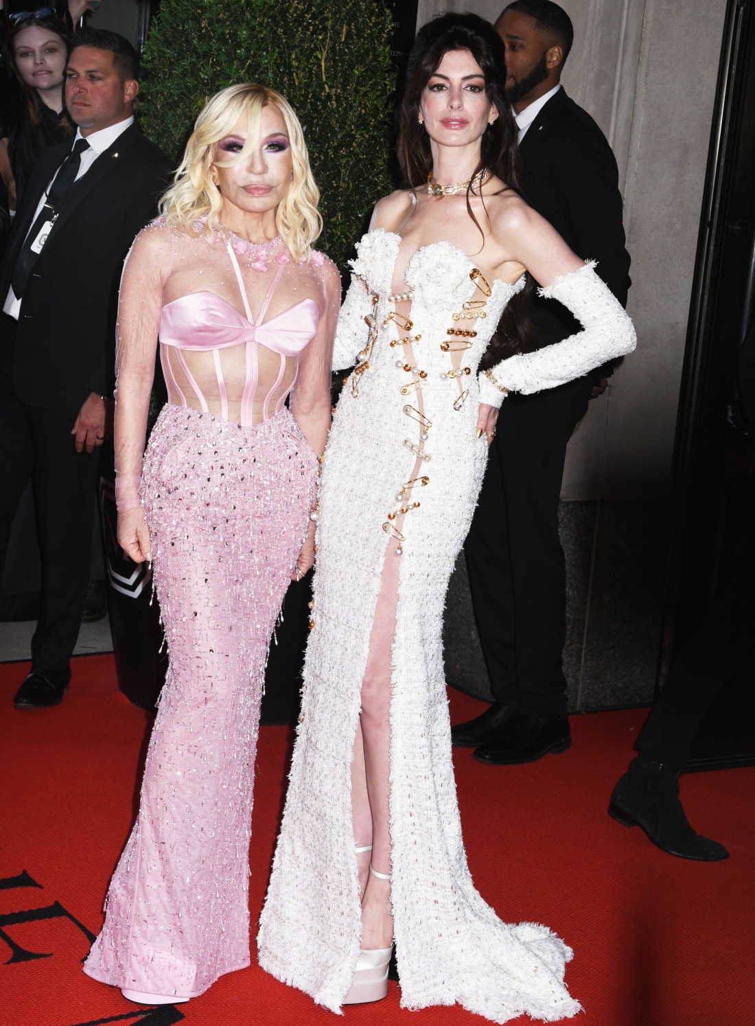 şirret | Met Gala'da tüvit ve inci Versace giyen Anne Hathaway: Çarpıcı mı?