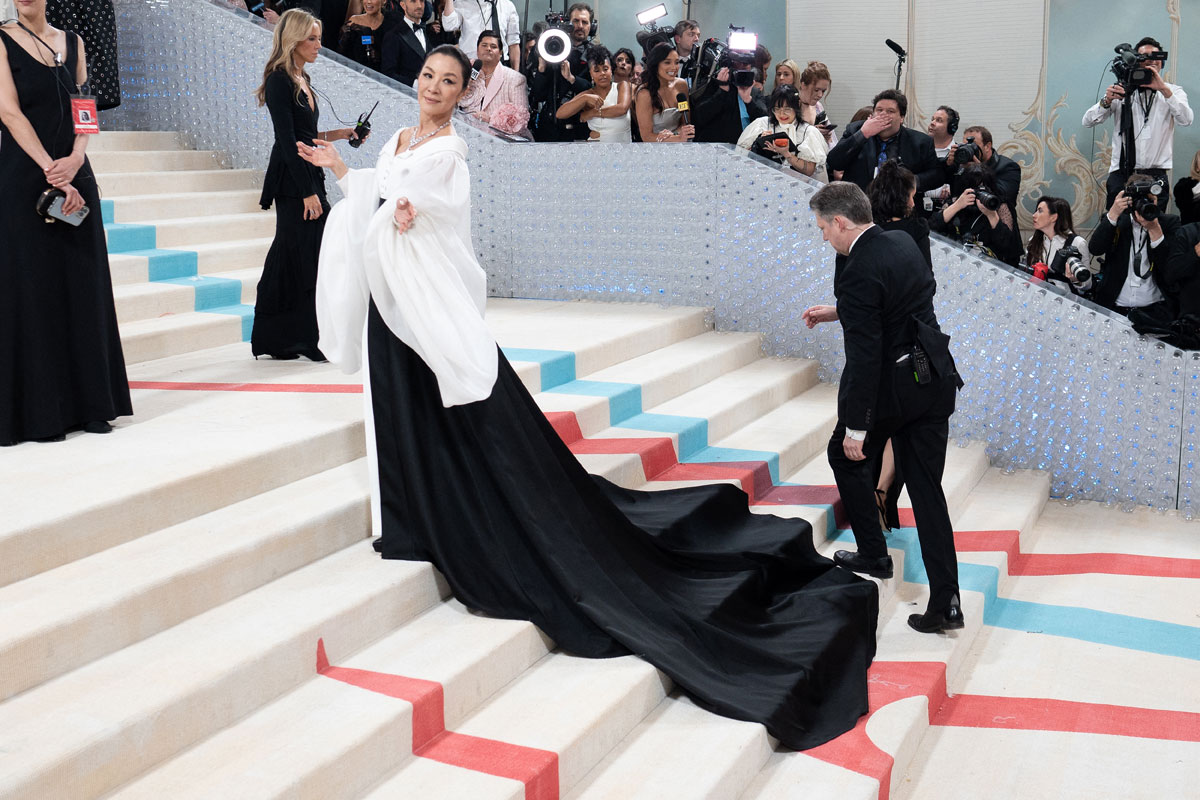 şirret | Met Gala'da 1993 Chanel elbisesiyle Margot Robbie: güzel ve abartısız