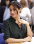 şirret | Düşes Meghan, Montecito'daki bir çiftçi pazarında Guy Markle ile dışarı çıktı.