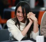 şirret | Düşes Meghan, Montecito'daki bir çiftçi pazarında Guy Markle ile dışarı çıktı.