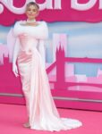 şirret | Margot Robbie, özel bir Vivienne Westwood'da Büyülü Akşam Barbie'si