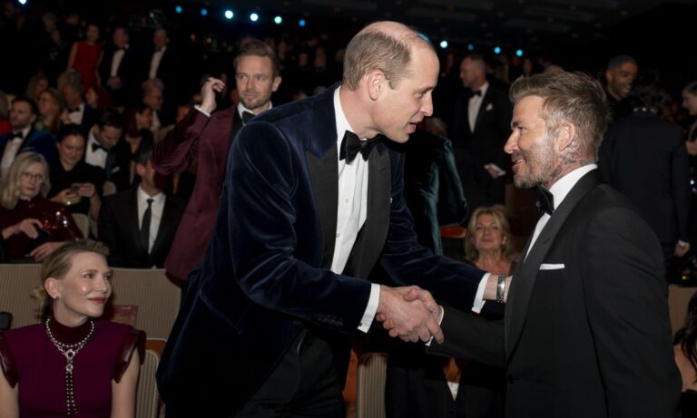 Среднее время жизни атома в возбужденном состоянии составляет 10 -8. Молекулы и ионы. Атом времени 3. Время жизни возбужденного состояния молекулы. Квантовый мир.