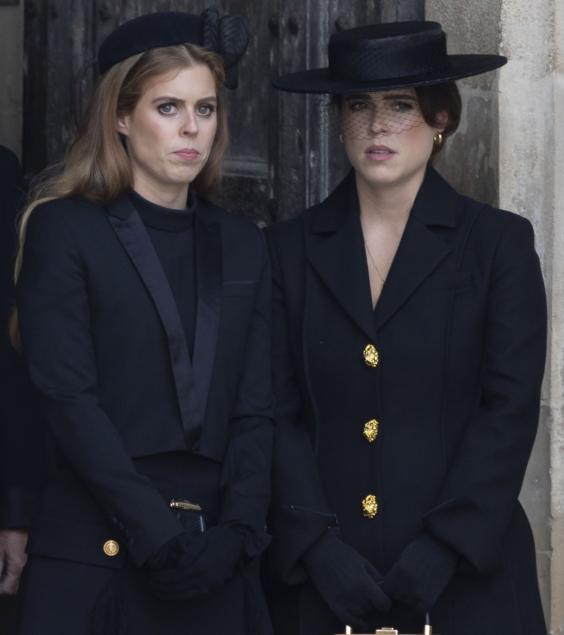 Princess Eugenie & Beatrice are ‘very upset’ they haven’t been asked to pitch in