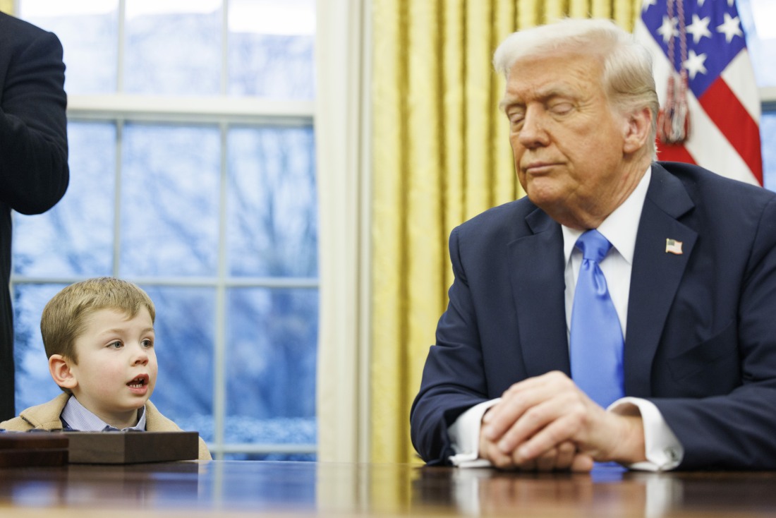 Donald Trump removed the Resolute Desk after X Musk wiped his boogers on it