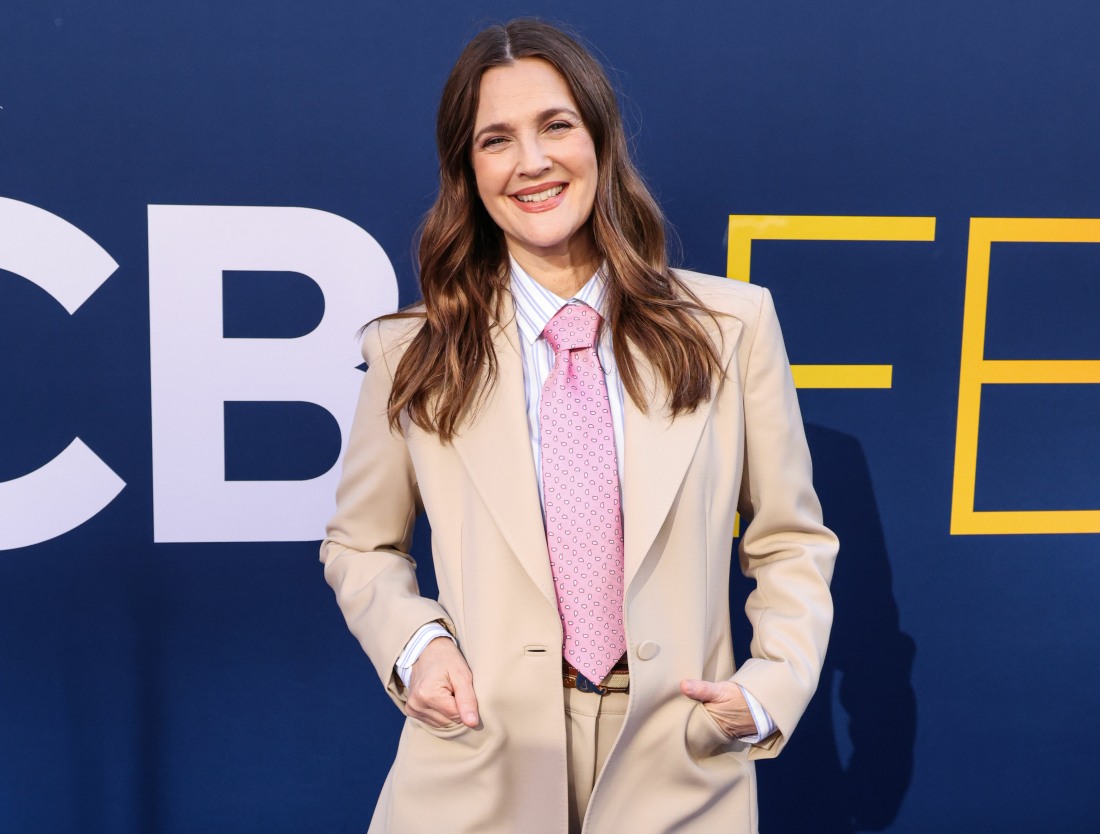 Drew Barrymore: ‘I don’t wanna wear a bra… I’m over it & I don’t care anymore’
