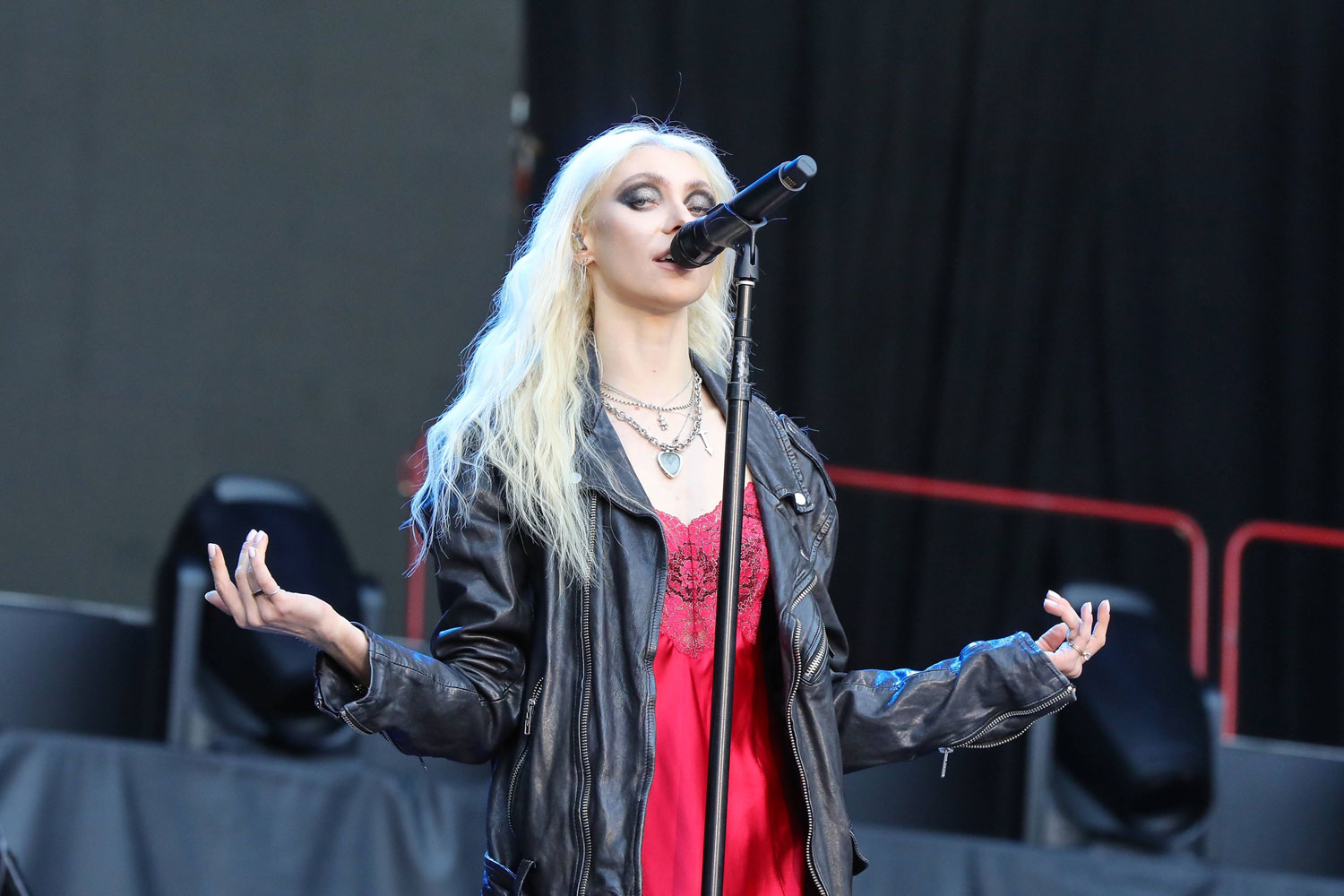 Taylor Momsen hospitalized for poisonous spider bite