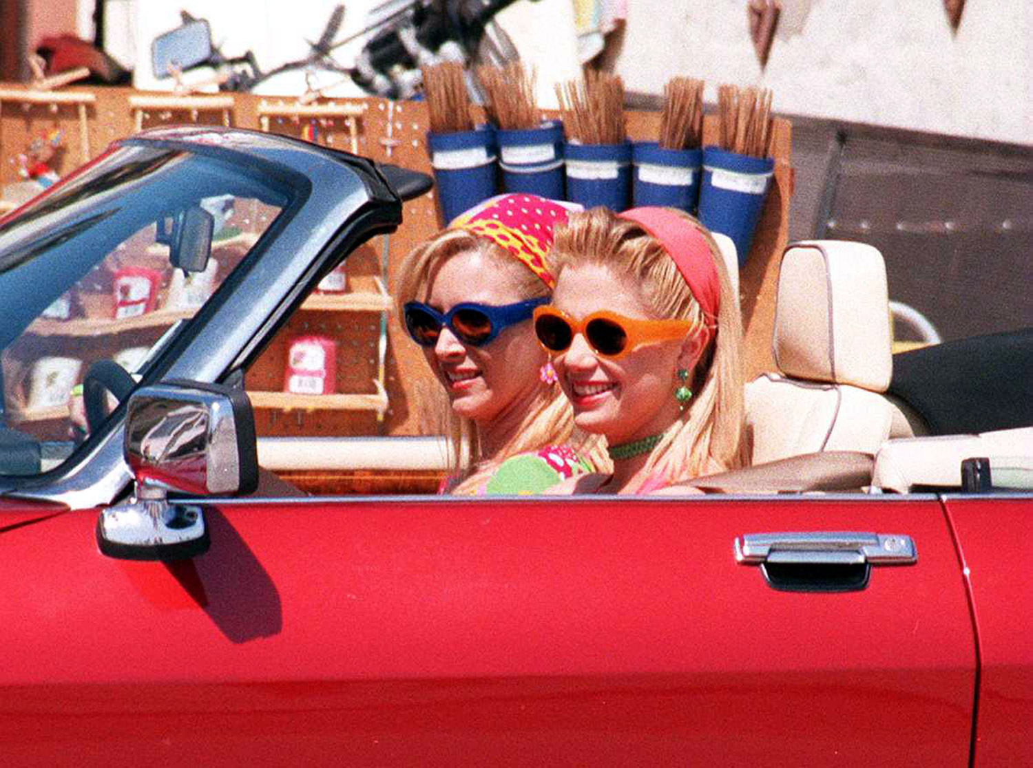 Original photo of Mira Sorvino and Lisa Kudrow on the set of Romy and Michelle. 6-19-96