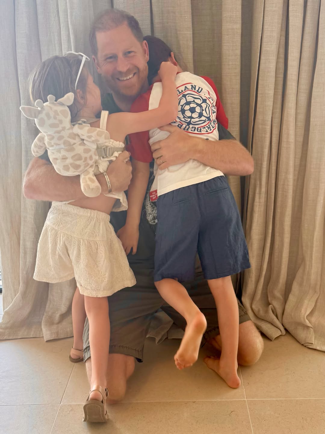 Duchess Meghan posted a sweet photo of Prince Harry & the kids for Father’s Day