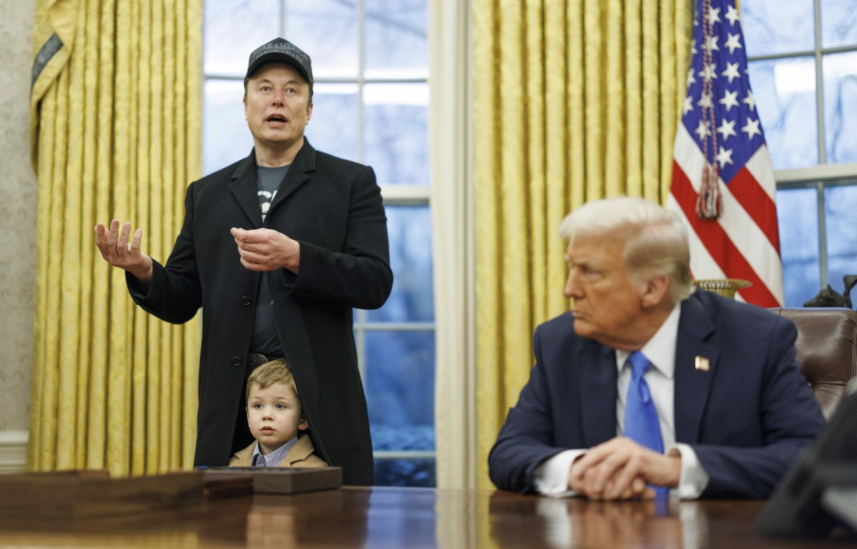 Musk, his child and Trump in the oval office