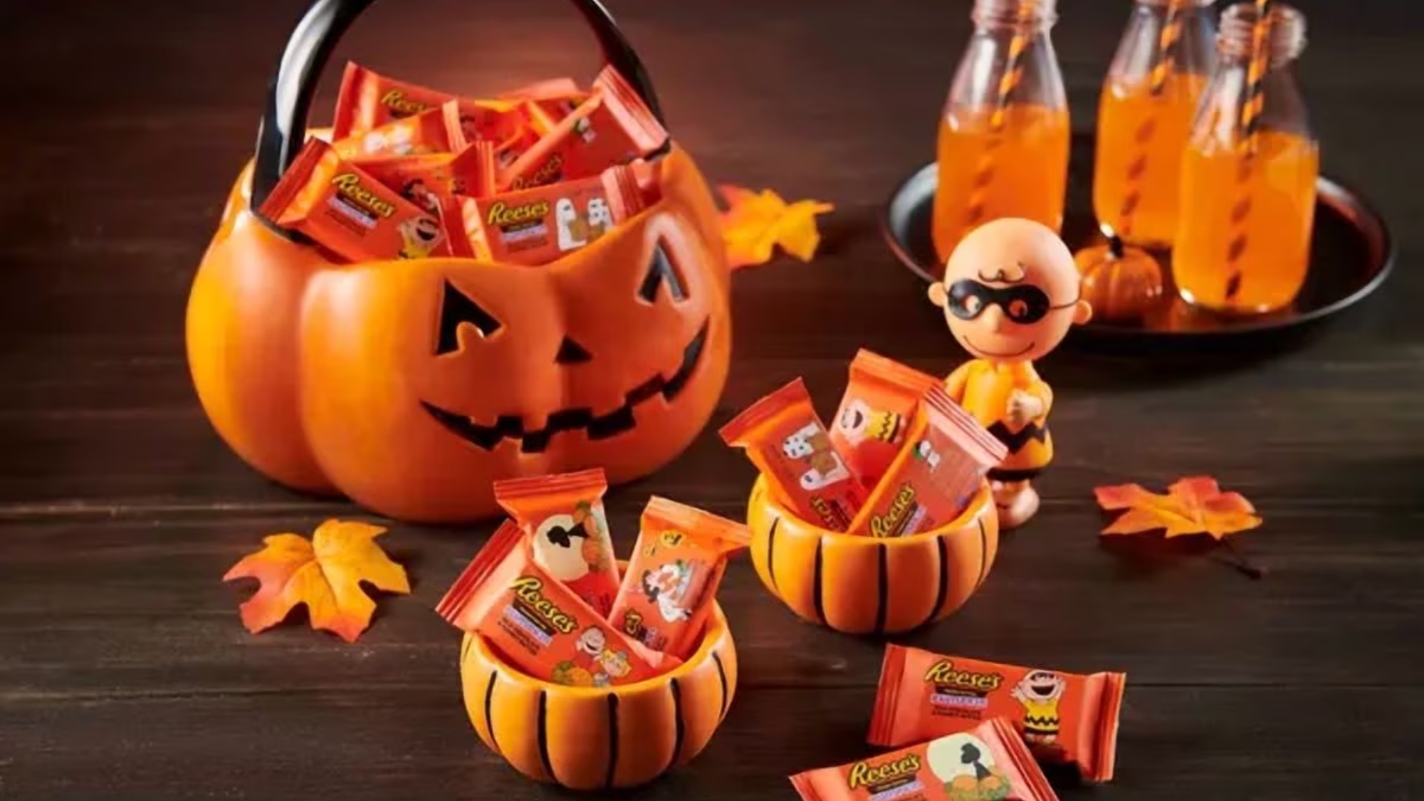Snack Size Peanuts/Snoopy Reese's peanut butter cups on a fall tablesetting