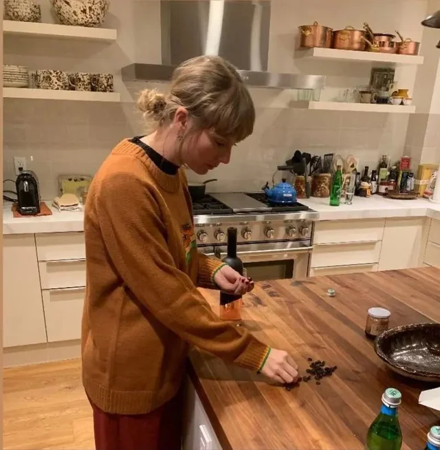 Taylor Swift in a kitchen counting raisins