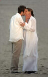 Jennifer Garner and Michael Vartan kissing on set in 2005