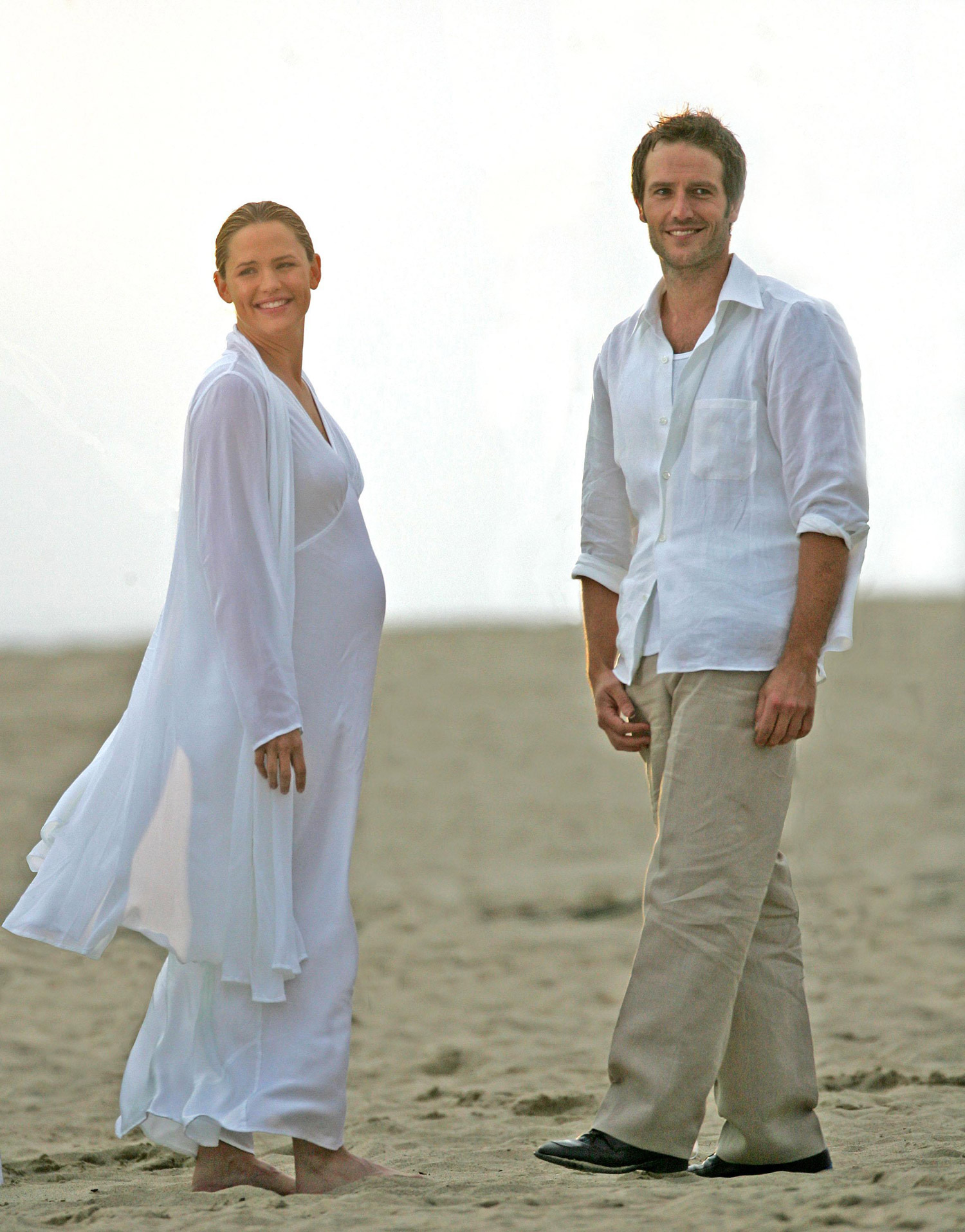 Jennifer Garner and Michael Vartan kissing on set in 2005