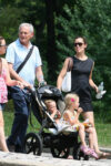 Jennifer Garner, Victor Garber, her daughters and a nanny in 2010