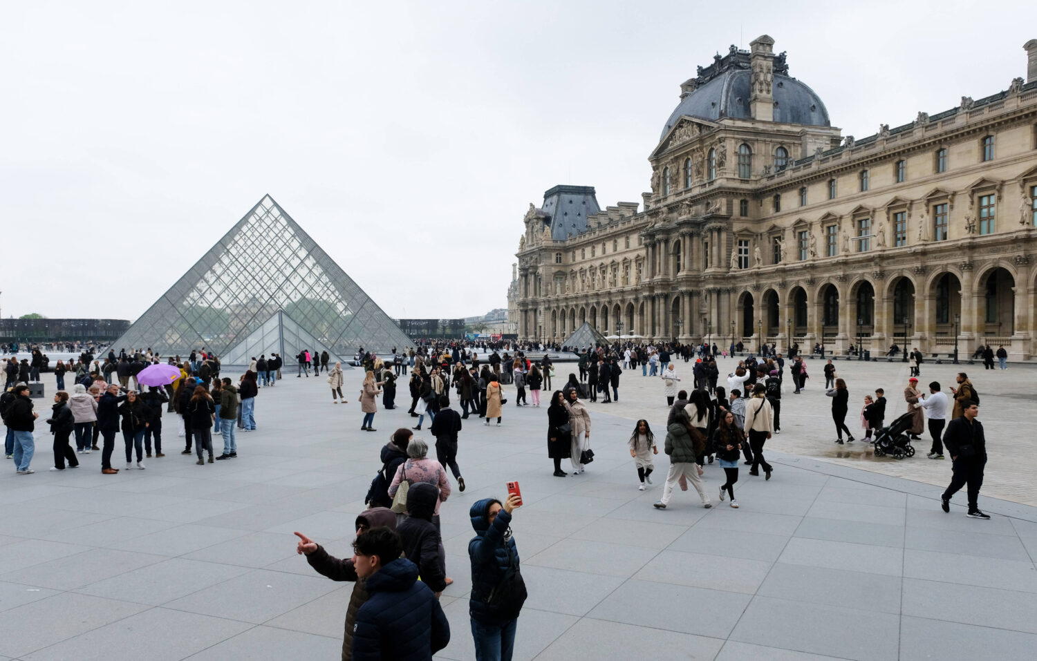 April 2026 Paris Louvre Vorplatz Paris *** Europe France April 2026 Paris Louvre forecourt Paris